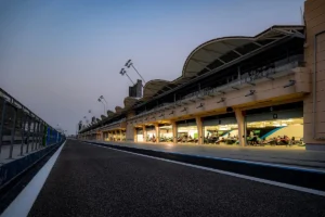 سيارة سباق على خط الانطلاق ضمن منافسات بطولة أرامكو السعودية للفورمولا 4 في حلبة البحرين الدولية.